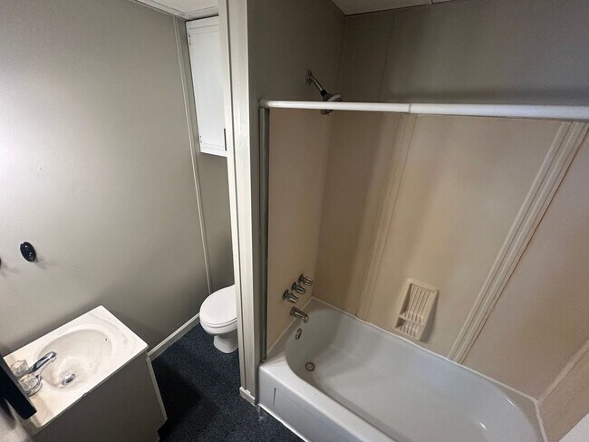 Building Photo - 535 Milton St