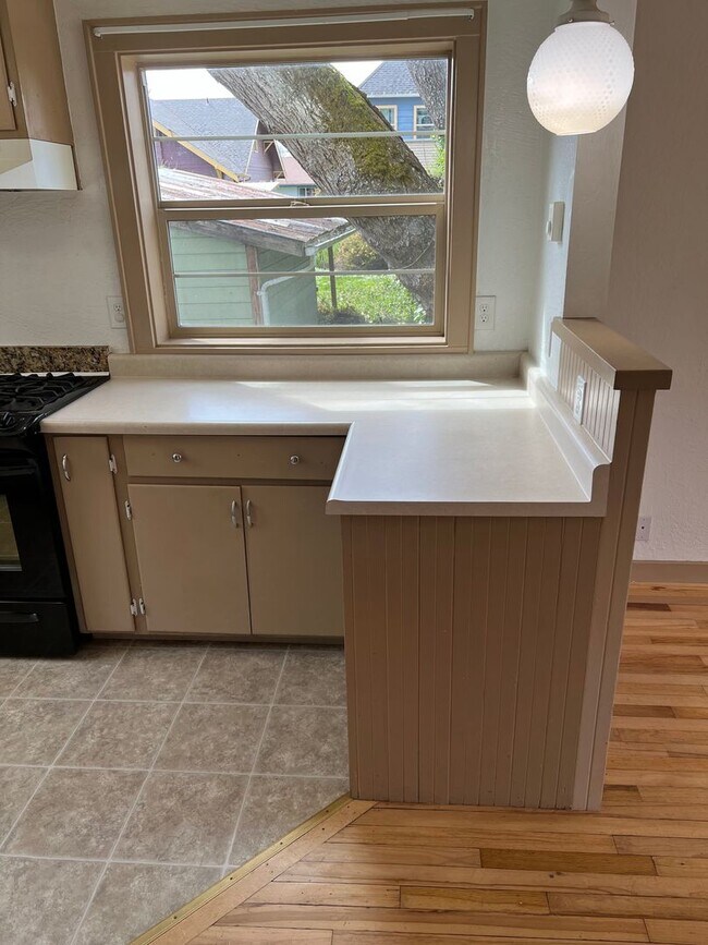 Building Photo - 3 Bed, 1.5 Bath near Rose Garden and Willamette River bike path in Whiteaker