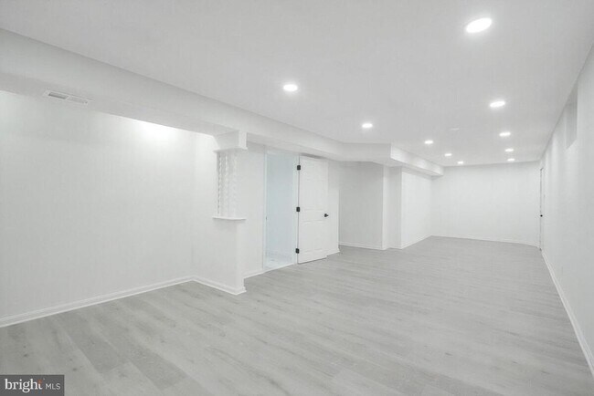 Building Photo - 6304 Juanita Ct