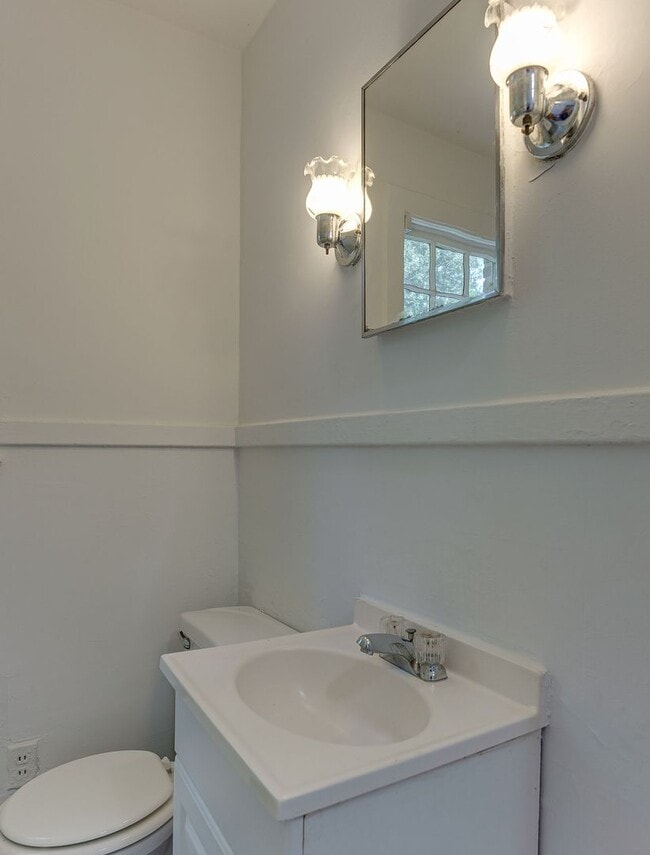 Building Photo - 3 Bedroom 1 Bath Townhouse in Wagener Terr...