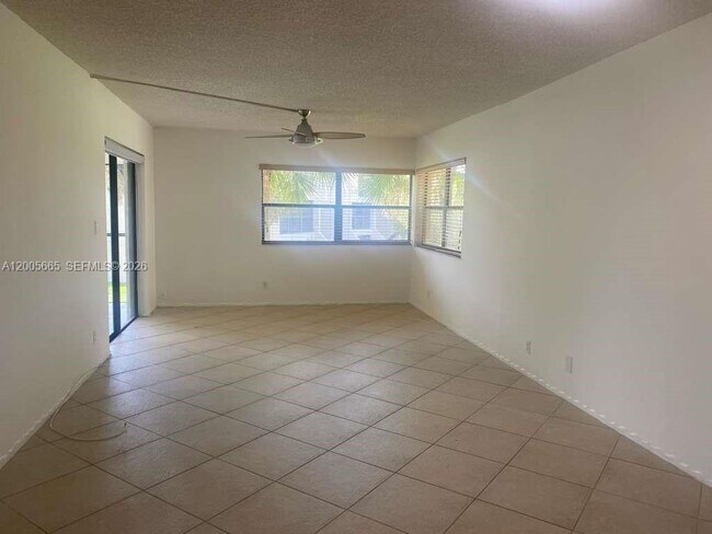 Building Photo - 220 Lakeview Dr