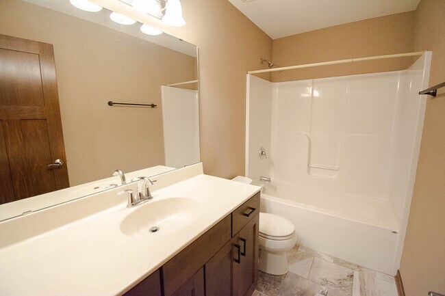 Building Photo - Beautiful and Spacious 4 Bedroom 3 Bath Available For Rent!