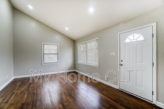 Building Photo - 717 Forest Dr