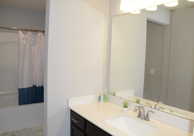 Building Photo - 1566 Edgebrook Ln