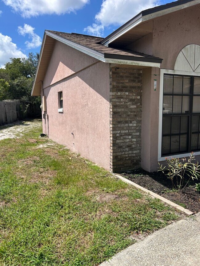Building Photo - AVAILABLE NOW 3 BEDROOM 2 BATH 2 CAR GARAGE. CONTACT KAREN GUARDINO, REALTOR 386-747-9295