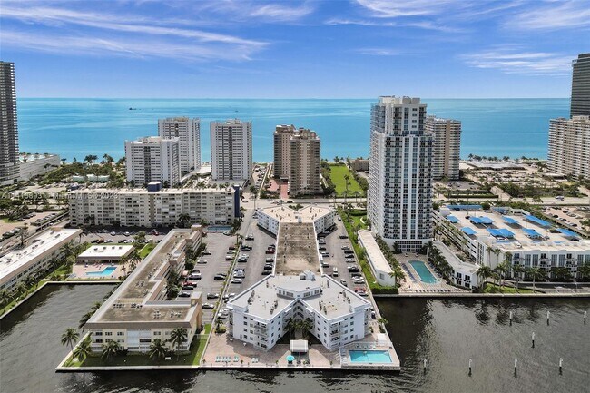 Building Photo - 1913 S Ocean Dr