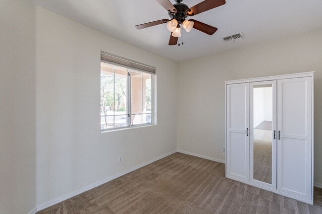 Building Photo - Spacious 4 Bed 2.5 Ba in Gated Community