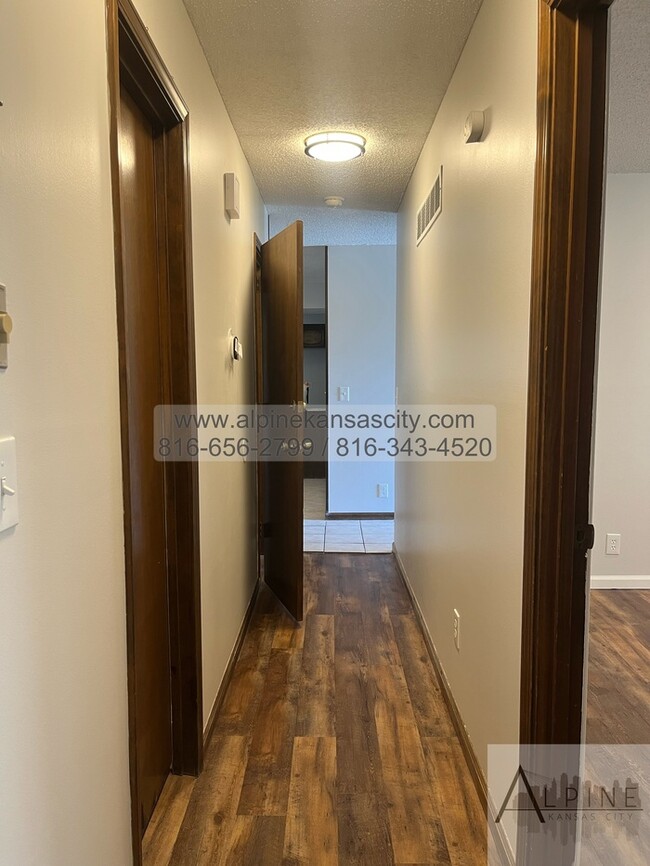Building Photo - Spacious Parkville Ranch