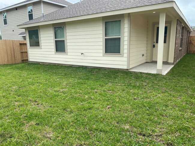 Building Photo - 2010 Ballesteros St