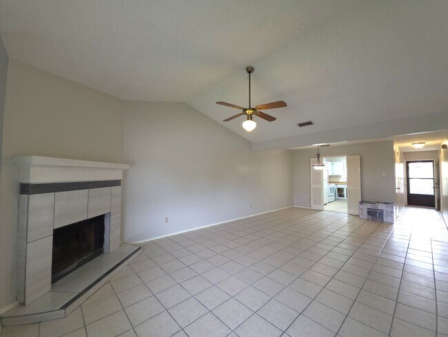 Building Photo - Get ready to fall in love with comfortable, carefree living at Courtyard Condominiums in Tyler, TX!