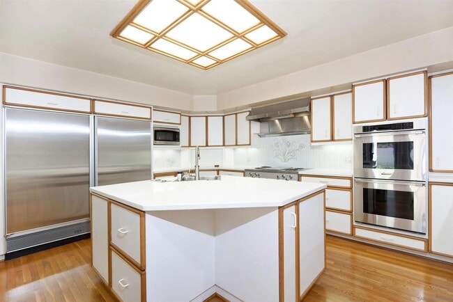 Building Photo - 3125 Qualtrough St