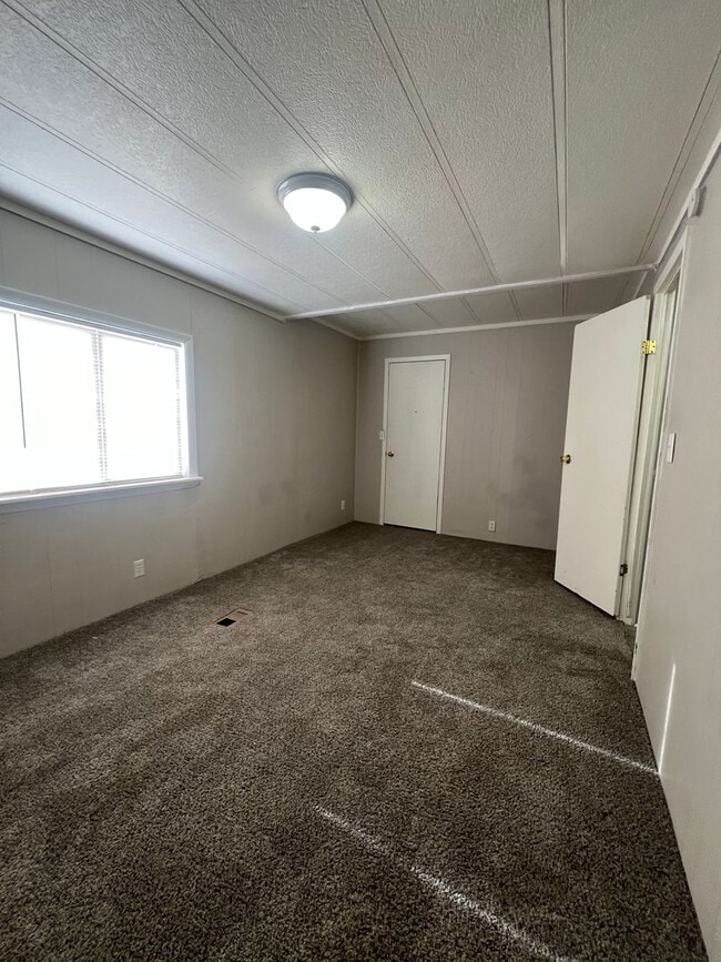 Building Photo - Large Three Bedroom In Chubbuck