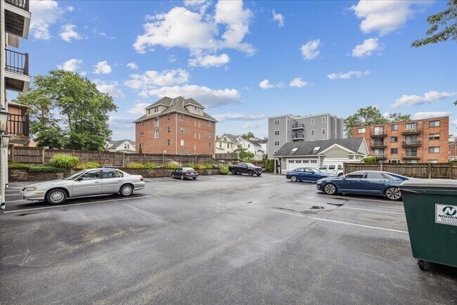 Building Photo - 160 School St