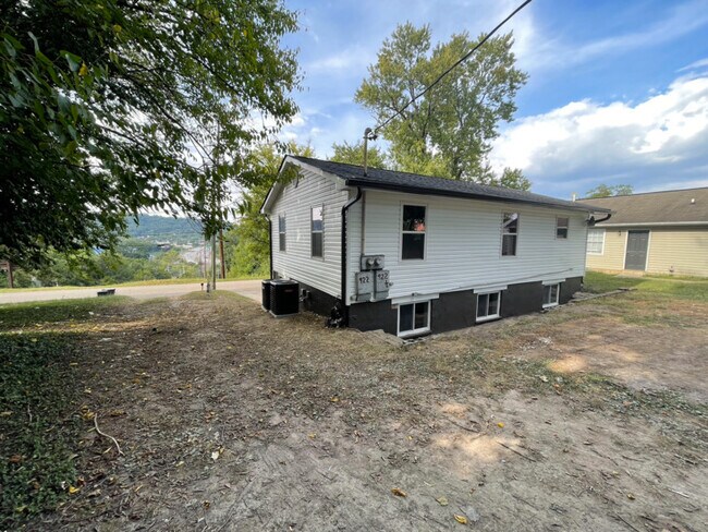 Building Photo - 922 Vermont Ave