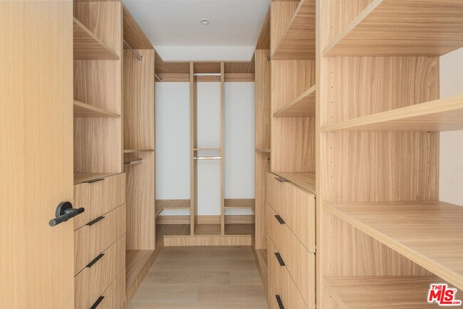 Building Photo - 1931 Sunset Plaza Dr