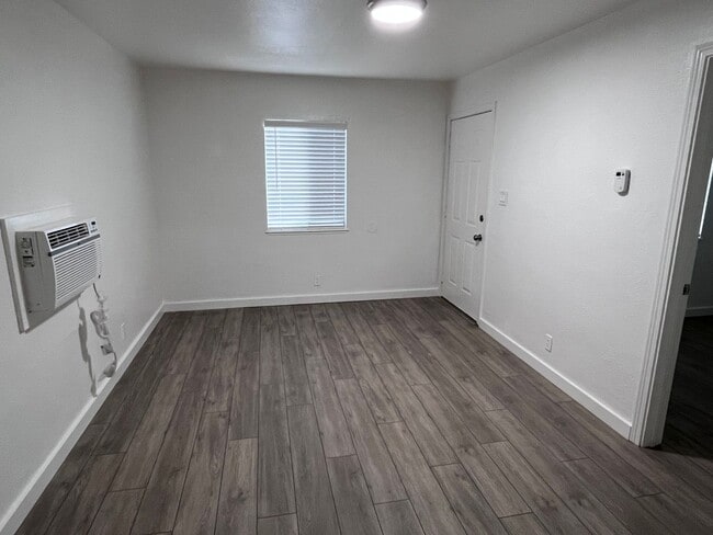 Building Photo - NICE UPDATED DUPLEX IN SACRAMENTO!!