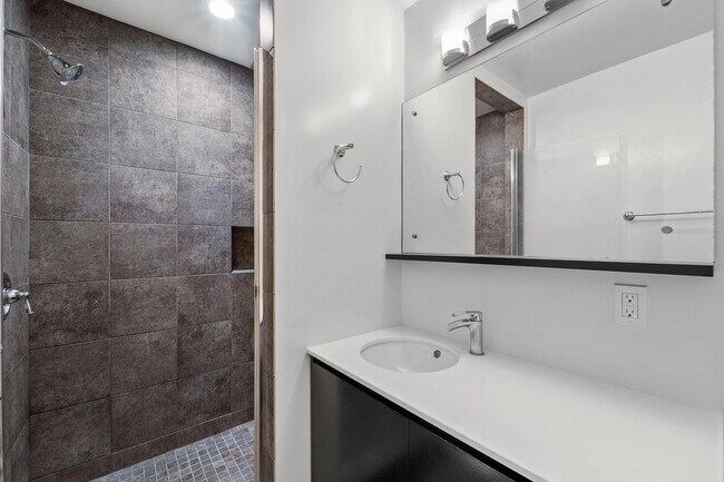 Building Photo - 925 W 30th St