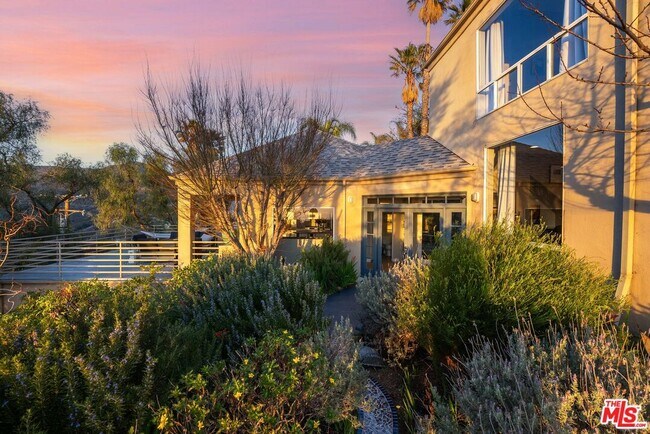 Building Photo - 4350 Hillview Dr
