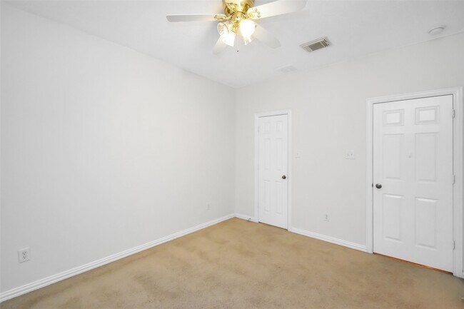 Building Photo - 10 E Artist Grove Cir