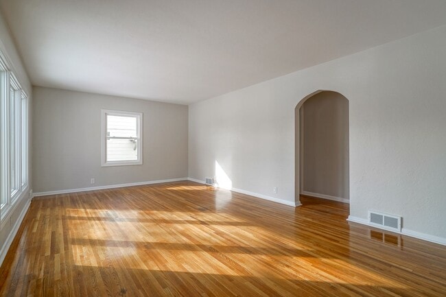 Building Photo - Recently Updated Single Family Home Available