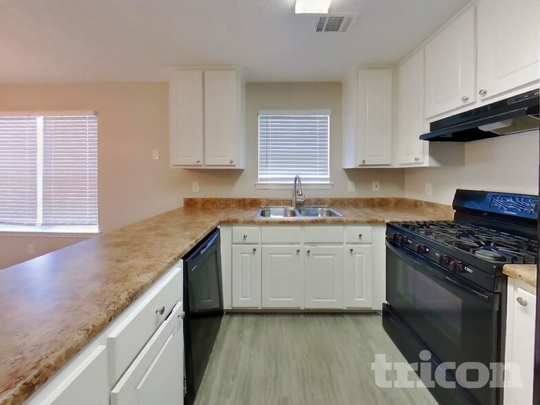 Building Photo - 2024 Meadow Glen Cir