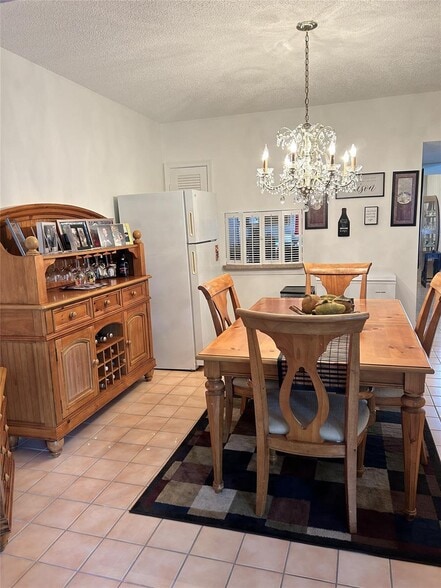 Building Photo - 3121 N Palm Aire Dr