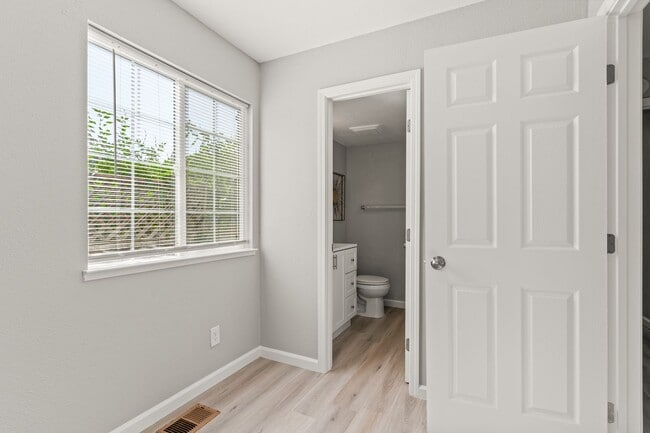 Building Photo - Remodeled 4-Bedroom House w/ Private Yard in Oakland