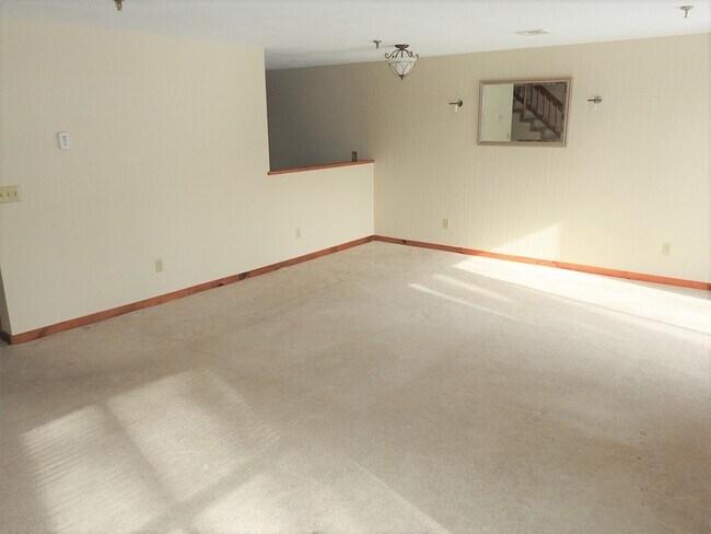 Building Photo - 132 W Meadow Rd