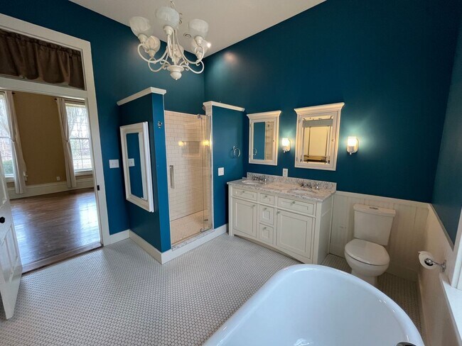 Building Photo - Premium location!  Downtown 3BR 2.5BA with 2 car garage