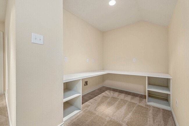 Building Photo - Available August 2026! 4 Bed, 3 Bath in Ho...