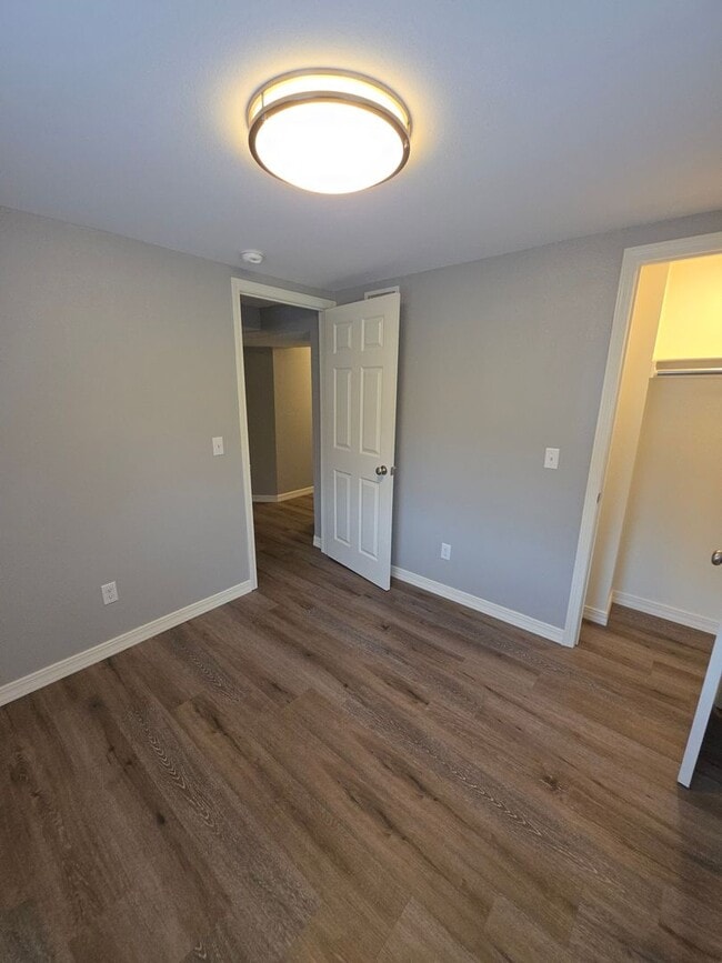 Building Photo - 709 W 13th St