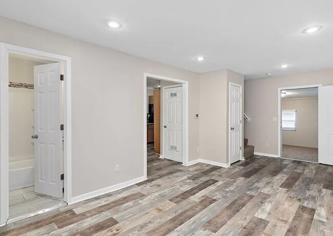 Building Photo - 3 Bedroom With Office And Fenced Yard