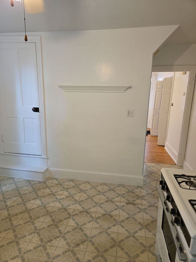 Building Photo - 552 E King St