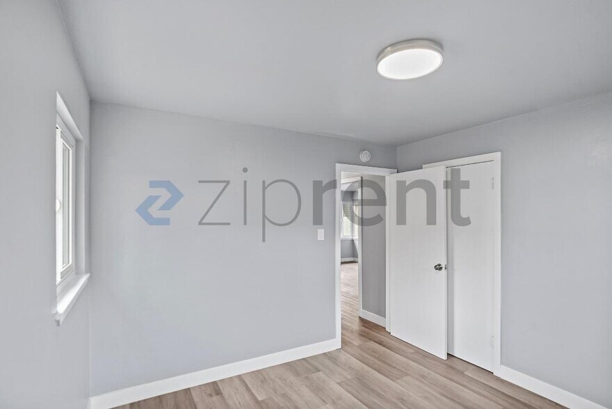 Building Photo - 743 Miller St
