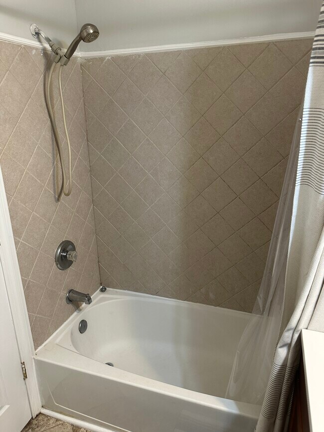 Building Photo - 37 S Ellwood Ave