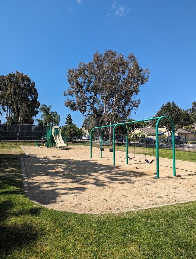 Building Photo - Light & Bright, Remodeled 3BD/1.5BA w/ 1 Car Garage, Comm Pool, Park and Greenbelts