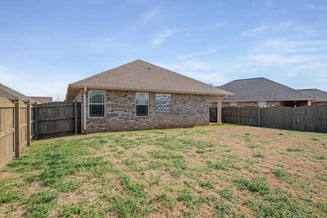 Building Photo - 808 Willow Shoals Dr SW