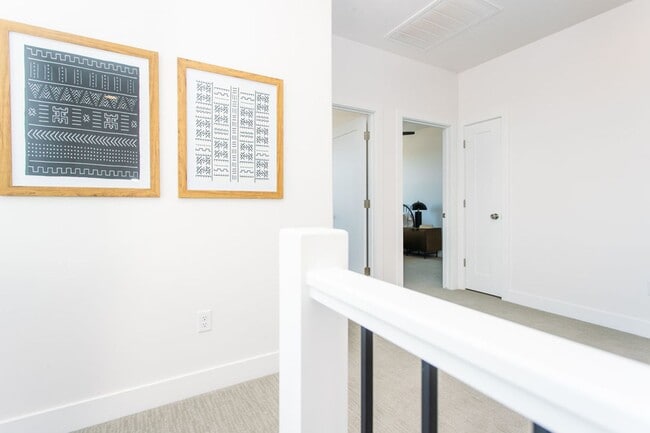 Building Photo - Newer End Unit Townhome in Woodland Estates