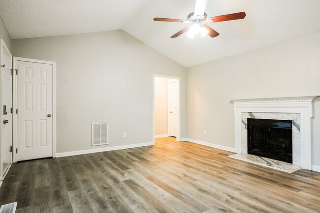 Building Photo - 121 Westonridge Run