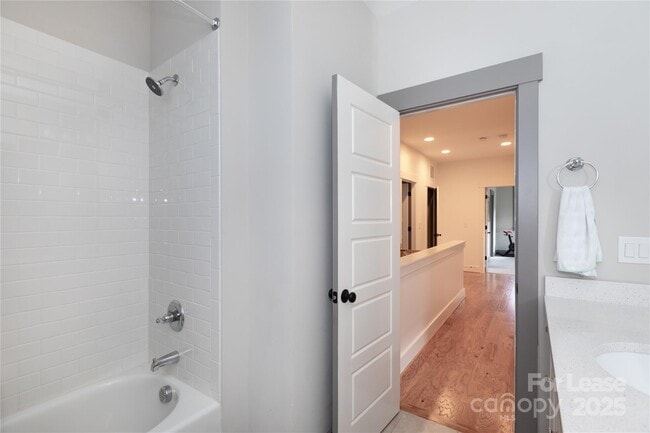 Building Photo - 807 E 36th St