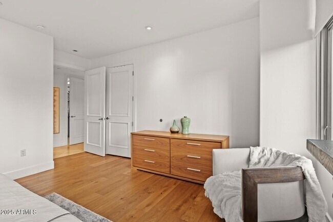 Building Photo - 2402 E Esplanade Ln