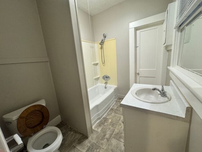 Building Photo - Spacious Home in Newton - 2 Bed/1 bath