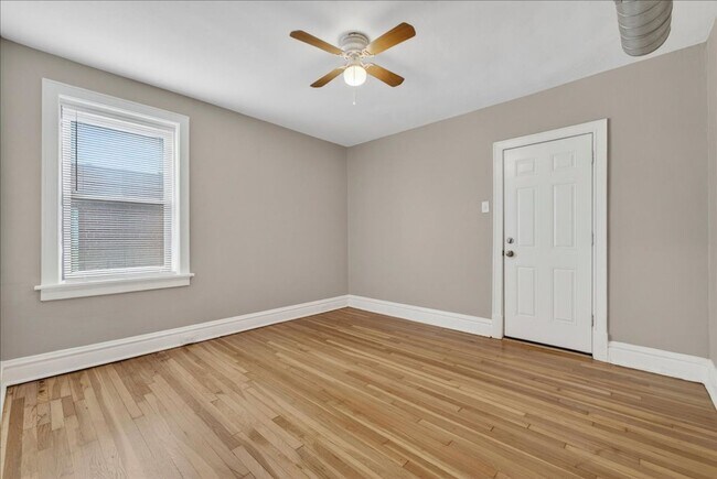 Building Photo - Meryl Wears Prada