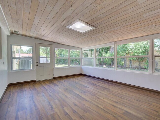 Building Photo - 305 Sunset Dr