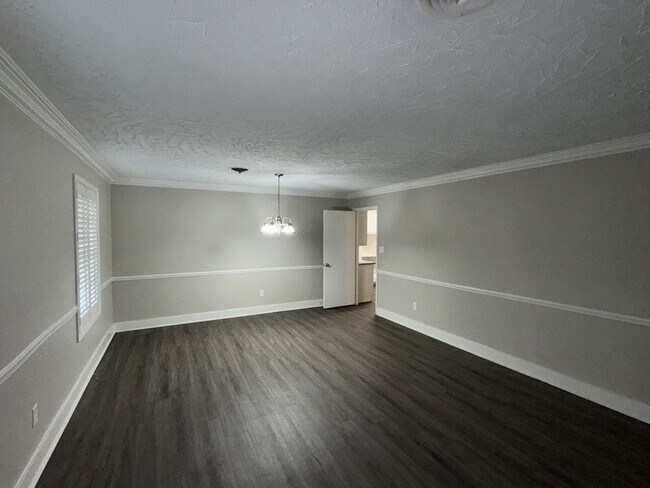 Building Photo - 827 Briarwood Dr