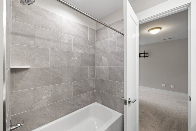 Building Photo - **Luxury 4/4 with Fenced in Yard**