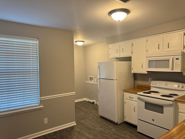 Building Photo - 423 Cook Dr