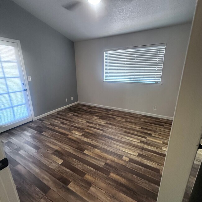 Building Photo - Must See!! Gorgeous 2 Bedroom, 2 Bathroom ...