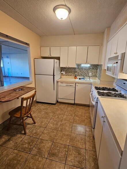 Building Photo - 1550 Worcester Rd