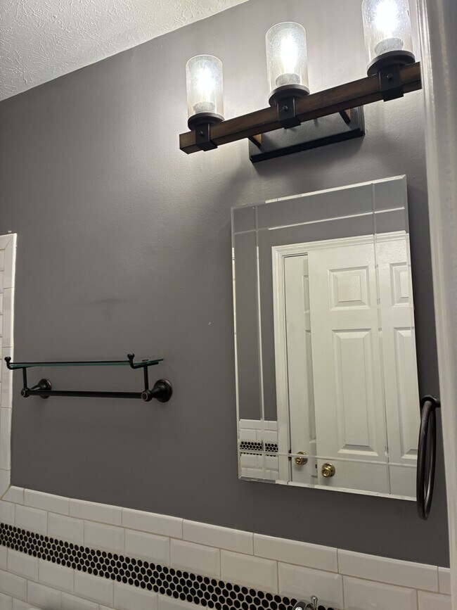 Building Photo - 1105 Lobo Dr